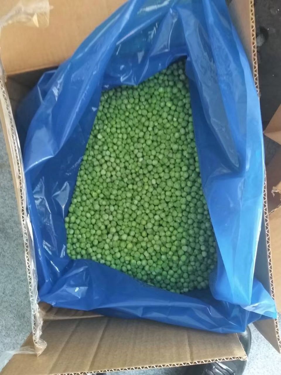 بسلة مجمدة في الكرتونة